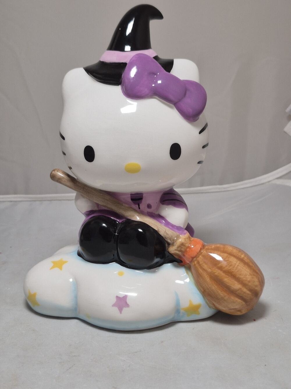 💥 Blue Sky Clayworks - Hello Kitty Halloween Flying Witch Figurine - 23546
